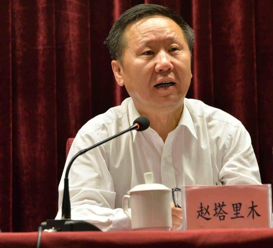 中心理事长,中国音乐学院院长赵塔里木介绍演出