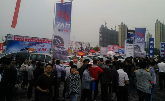 宿州江淮汽车恒信店展台,成为当地车展三天人气最旺的展台.