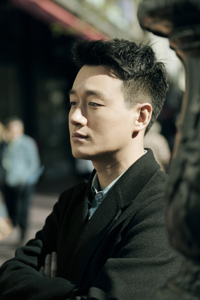 佟大为深情凝望