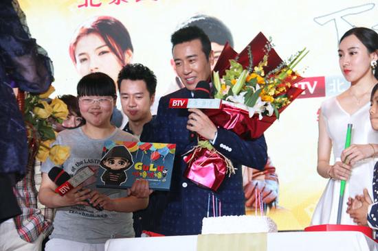 嘉宾为于和伟庆生