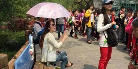 女教师哭诉回应学生打伞事件