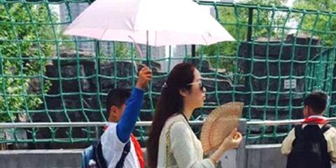 “霸气女老师”让小学生为其打伞摆的什么谱