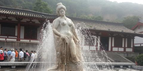西安杨贵妃雕像遭游客胸袭