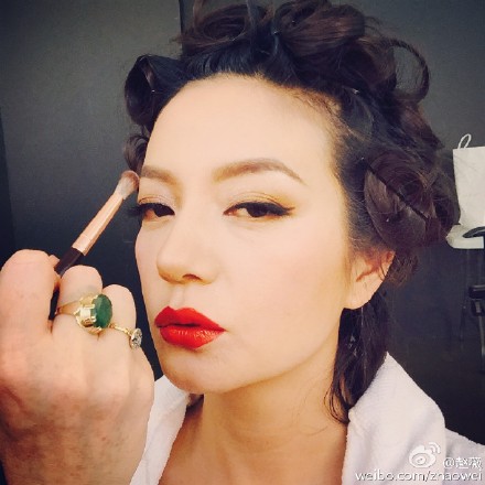 赵薇晒照中新网5月4日电 今日,赵薇在微博晒照,妆容似似包租婆.