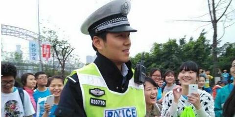 如何正确搭讪惹人爱的警察小哥