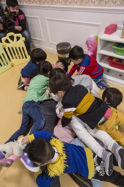 《爱上幼儿园》张若昀和小朋友玩耍