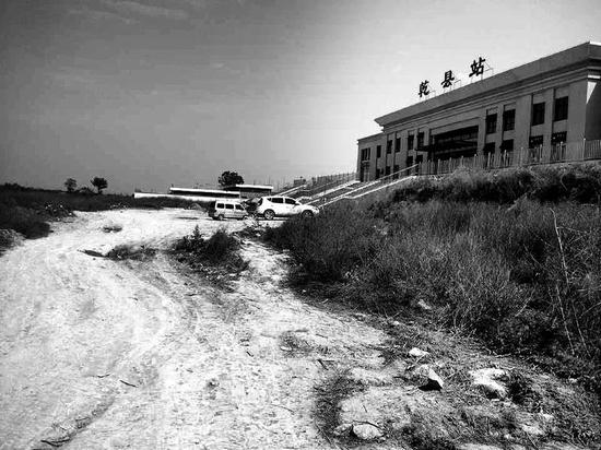 礼泉乾县两站外围配套建设滞后站前广场是荒草地