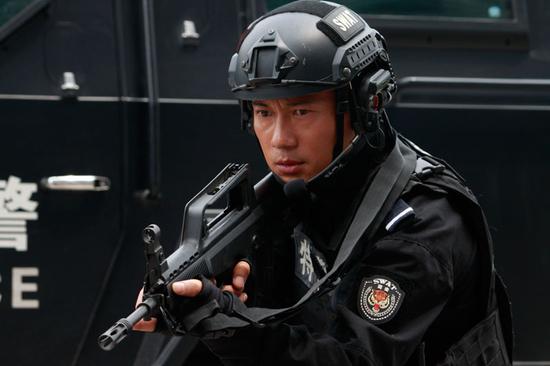 徐洪浩烈日底下拉体能:硬汉是这样炼成的|特警力量|徐洪浩|特警_新浪