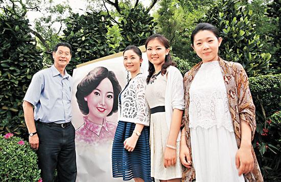 邓丽君的三哥邓长富与三位"小邓丽君"合影.