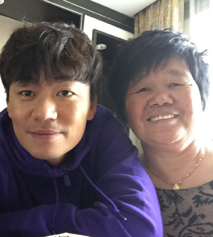 王宝强超像妈妈