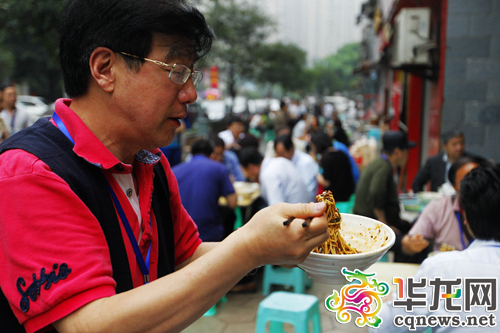 一碗小面开启今日行程 微博达人展望重庆"明天"