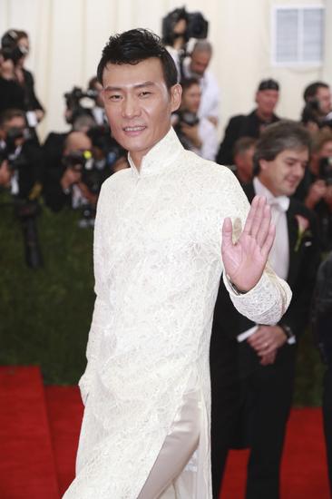 劳伦斯-许"东方祥云"龙袍亮相纽约met ball|劳伦斯|met|ball_新浪时尚