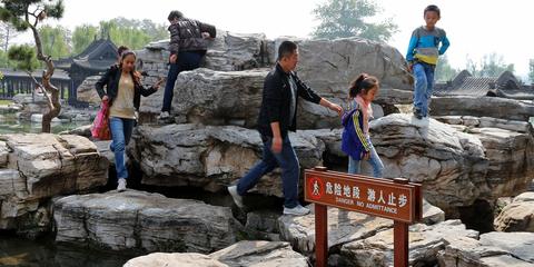革命旧址女雕像遭游客袭胸