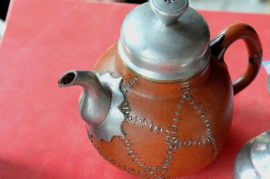 泰山东岳庙会上的尚乾坤锔壶