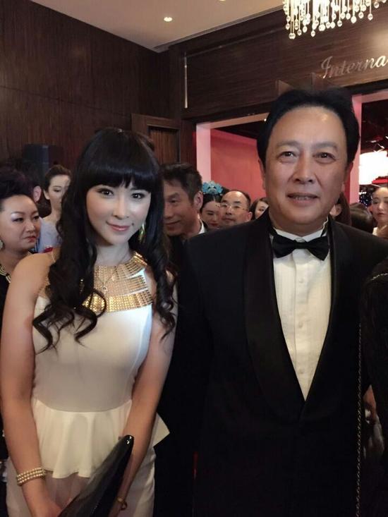 张二丹中美电视节获奖 拥抱搭档唐国强