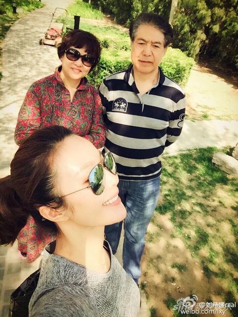 刘希媛发父母温馨合照 母亲节不争晒妈