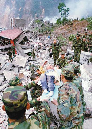 "敬礼娃娃" 汶川地震时年仅3岁的郎铮,在获救时躺在担架上向救援仍北