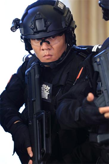 《特警力量》收视佳 姜艺声惨变烤"羊"
