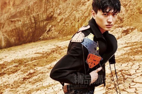 金大川像战士一样行走世界无所畏惧