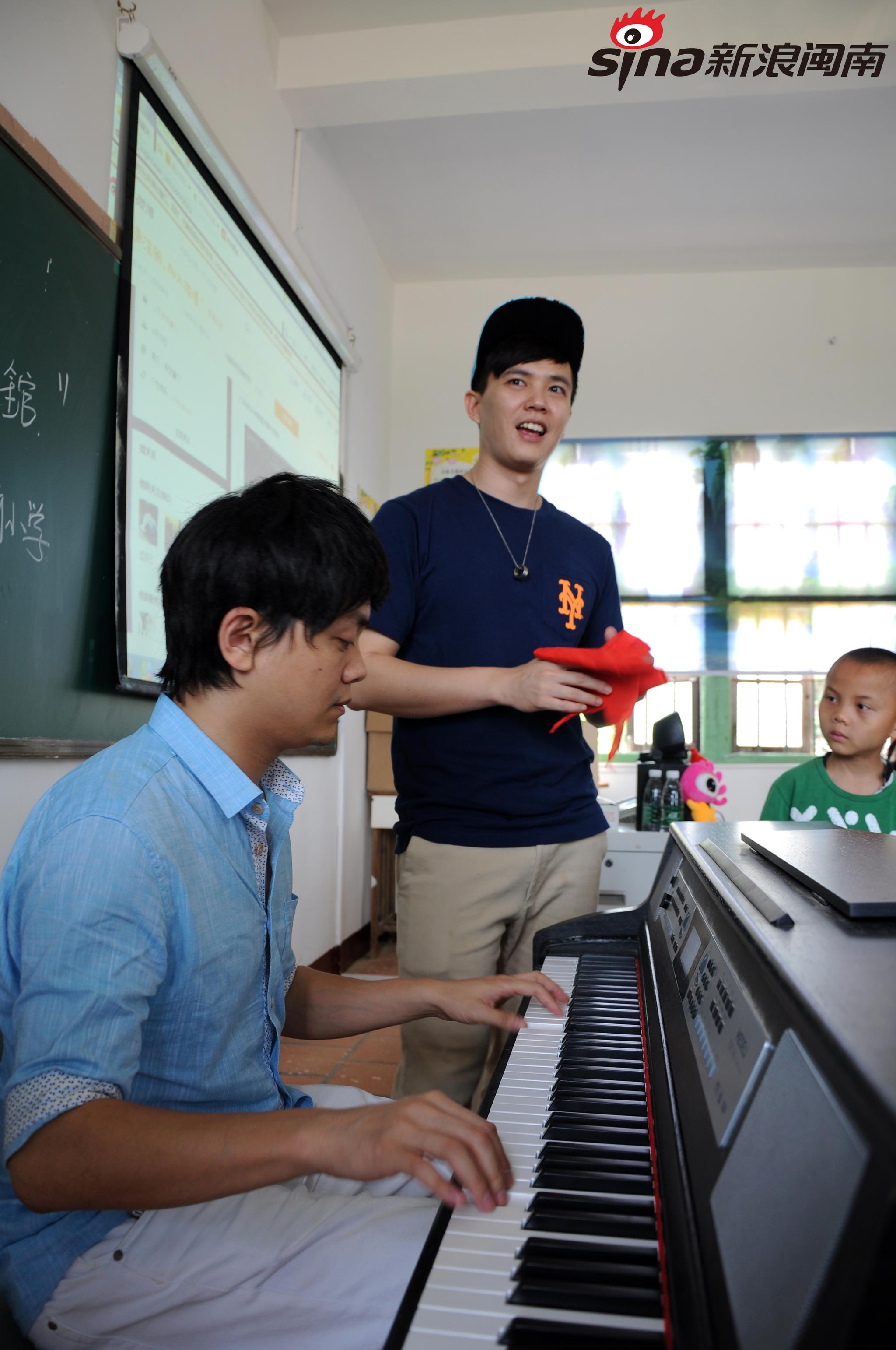 新浪厦门还特邀厦门卫视的主持人兼歌手龙峰和陈晓元一同前往,给孩子
