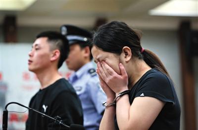 女子嫌2岁儿子吵闹将其憋死受审称不是故意的