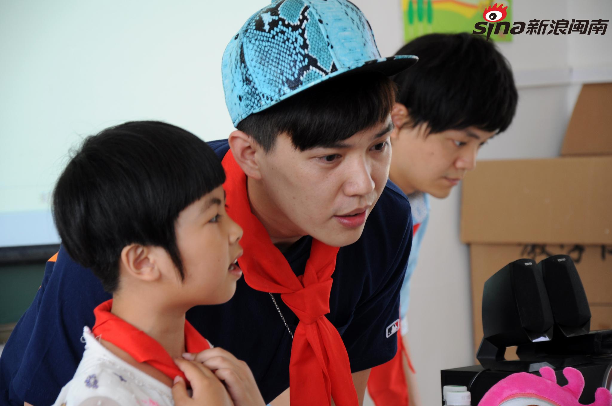 龙峰与孩子们互动(图/林东伟)