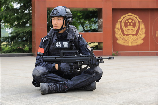 特警力量致青春硬汉柔情征服少女心