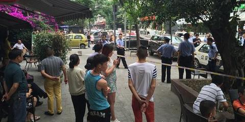 成都男子街头喝茶时头部中枪