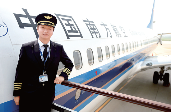 是年轻的85后,却有着超出年龄的沉稳和笃定,他是南航最年轻的机长之一