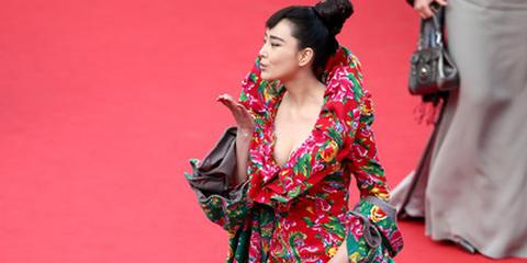 张馨予回应着装质疑：红配绿大花袄是回忆