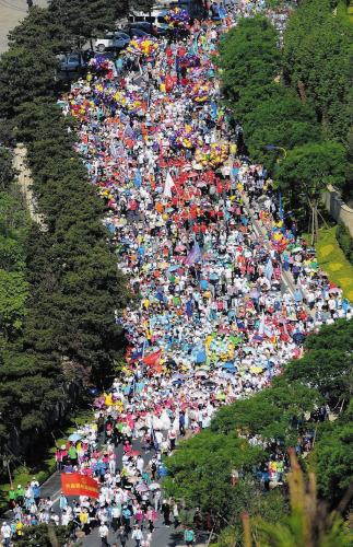 大连徒步大会首日13万人快乐行走 个性服装成为特色