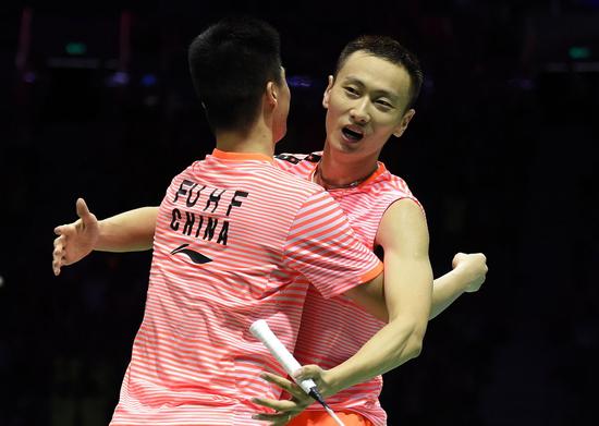 傅海峰张楠拥抱庆祝