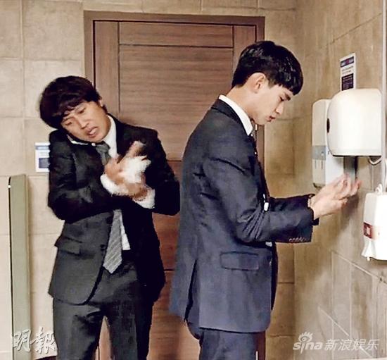 金秀贤在洗手后边把水花泼向忙于讲电话的车太铉。