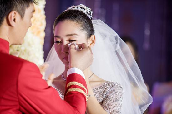 陶昕然何建泽大婚拥吻泪崩
