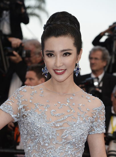 美容 品牌资讯 > 正文   妆容名称: 冰星璀璨女王妆    妆容解读