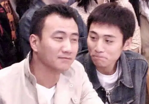 刘烨和胡军跟邓超那组带着些肉欲的露骨激情剧照相比,蓝宇cp的剧照则