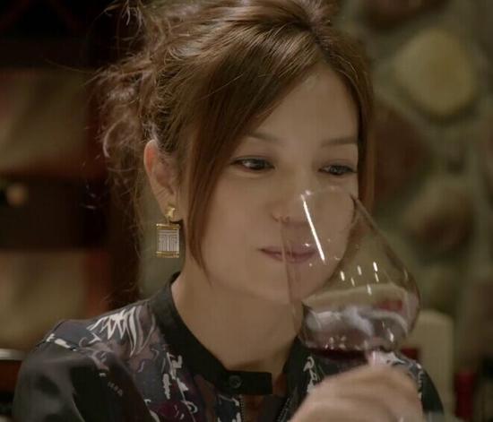 赵薇饰演靠自己打拼成为职场精英的毕胜男