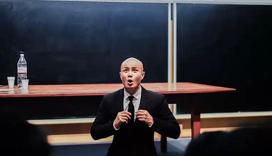 乐嘉不顾自身形象演讲