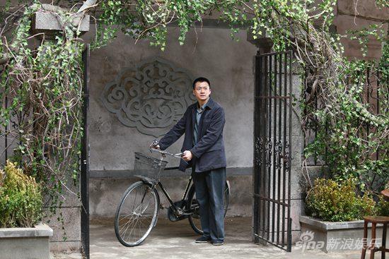 《爱你一生》唐曾推车伫立在门前