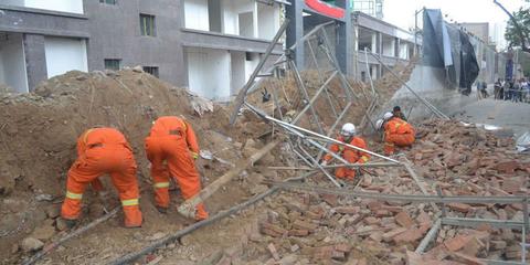 围墙倒塌伤者:手机护头保命