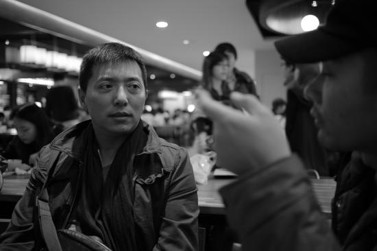 乔梁导演在韩国放映现场电影《基隆》剧照《基隆》电影横版海报