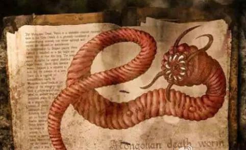 在茫茫的戈壁沙丘中有一种巨大的血红色虫子出没,它们形状怪异,会喷射