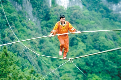 阿迪力500米高空蒙眼走钢丝全凭脚上感觉来