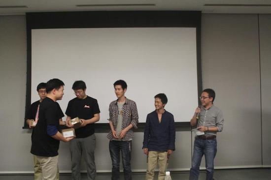 （微软技术专家为获奖团队颁发奖品）