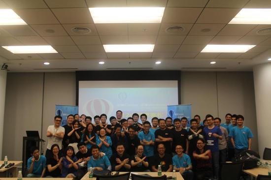 （经过一天的艰辛，每一位开发者却都是兴奋难耐的）