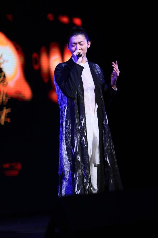 让霍尊[微博]成为中国乐坛万众瞩目的新人王,他那犹如天籁般的声音也