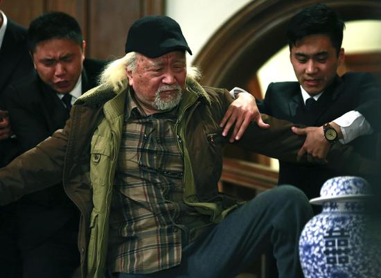 正文  新浪娱乐讯 一头白发,续着冉冉白须,电影《北京时间》中,李保田