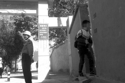 小学50米外简易房暗藏黑网吧 周边学生常光顾