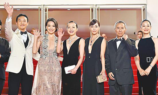 舒淇（左二）与张震（左）等《聂隐娘》演员悉心打扮亮相红地毯。法新社