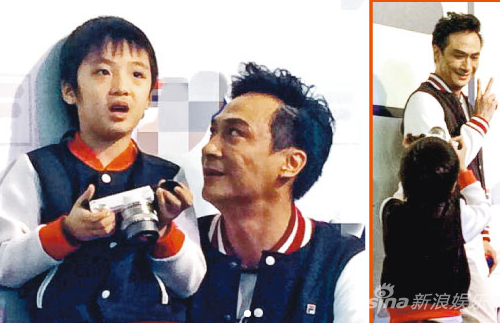 吴镇宇带儿子Feynman一起到北京出席活动，Feynman更在台上手持相机为爸爸拍照（右图）。